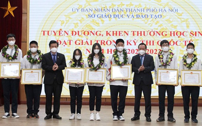 Hanoi honra a estudiantes ganadores de premios internacionales ảnh 1 Hanoi honra a estudiantes ganadores de premios internacionales ảnh 1
