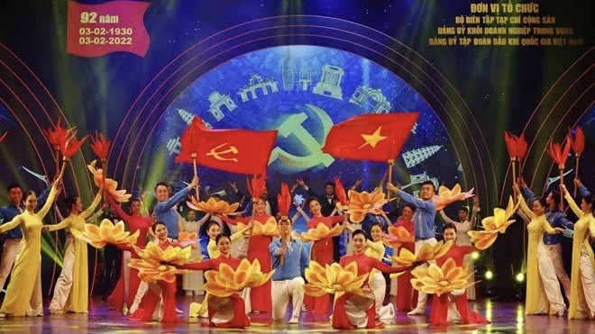 Efectúan programa artístico en conmemoración de la fundación del Partido Comunista de Vietnam ảnh 1 Efectúan programa artístico en conmemoración de la fundación del Partido Comunista de Vietnam ảnh 1
