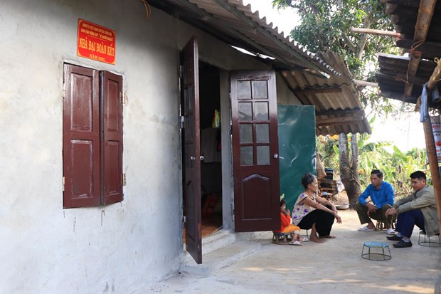 Proyecto de viviendas beneficia a hogares pobres en distrito fronterizo de Vietnam ảnh 1 Proyecto de viviendas beneficia a hogares pobres en distrito fronterizo de Vietnam ảnh 1