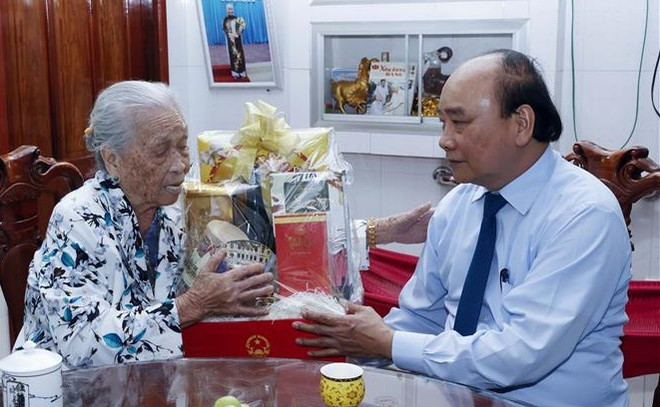 Presidente vietnamita entrega regalos del Tet a familias pobres en provincia sureña ảnh 2 Presidente vietnamita entrega regalos del Tet a familias pobres en provincia sureña ảnh 2