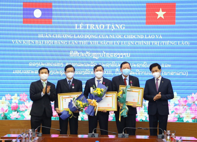 Confieren Órdenes del Trabajo de Laos a funcionarios y expertos vietnamitas ảnh 1 Confieren Órdenes del Trabajo de Laos a funcionarios y expertos vietnamitas ảnh 1