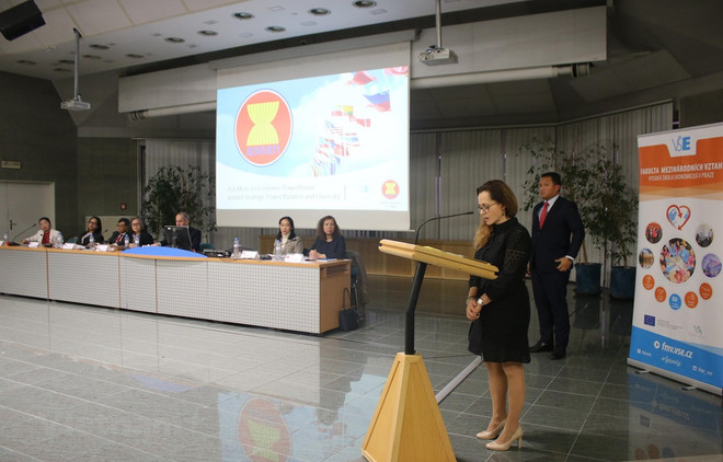 Participa Vietnam en coloquio en Praga sobre la ASEAN ảnh 1