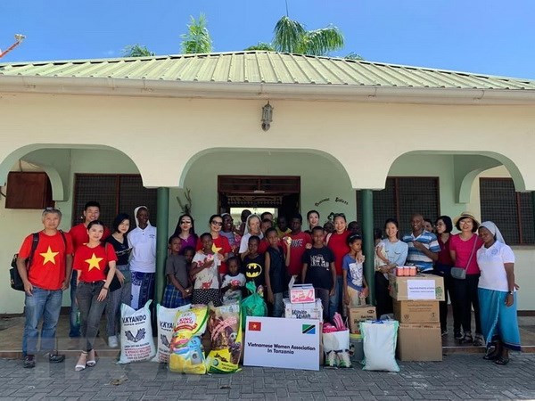 Apoya la Asociación de Mujeres Vietnamitas en Tanzania a huérfanos ảnh 1