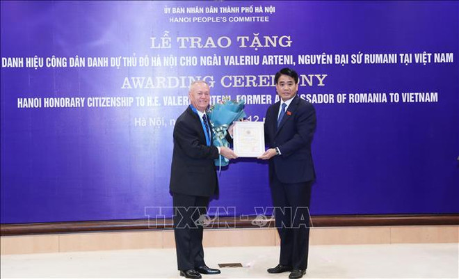 Entrega Hanoi título de Ciudadano Honorario a exembajador rumano ảnh 1 Entrega Hanoi título de Ciudadano Honorario a exembajador rumano ảnh 1