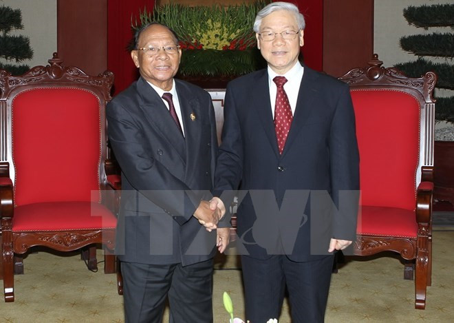 Líderes vietnamitas felicitan a Cambodia por Día Nacional ảnh 1 Líderes vietnamitas felicitan a Cambodia por Día Nacional ảnh 1