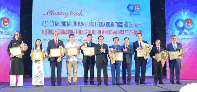 Vietnam otorga distinción a extranjeros por su contribución al desarrollo de la juventud ảnh 1 Vietnam otorga distinción a extranjeros por su contribución al desarrollo de la juventud ảnh 1