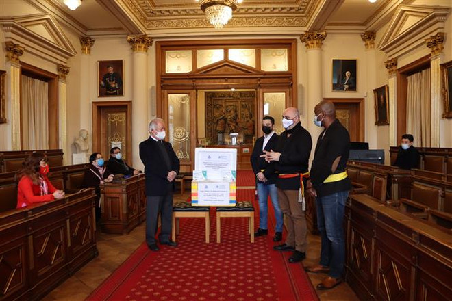 Alcalde belga elogia aportes de comunidad vietnamita a la lucha contra el COVID-19 ảnh 1 Alcalde belga elogia aportes de comunidad vietnamita a la lucha contra el COVID-19 ảnh 1