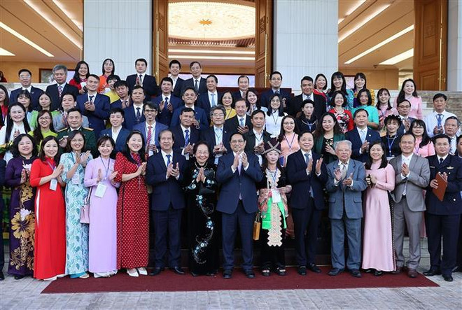 Primer ministro de Vietnam se reúne con maestros destacados ảnh 1 Primer ministro de Vietnam se reúne con maestros destacados ảnh 1