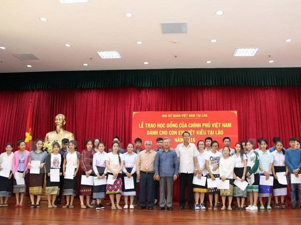 Conceden becas del Gobierno vietnamita a estudiantes expatriados en Laos ảnh 1 Conceden becas del Gobierno vietnamita a estudiantes expatriados en Laos ảnh 1