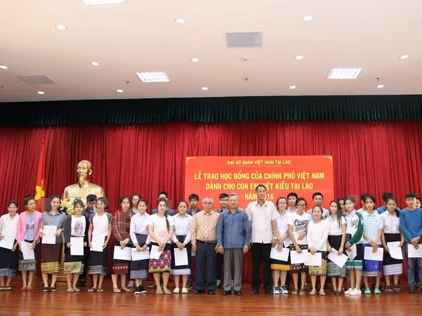 Conceden becas del Gobierno vietnamita a estudiantes expatriados en Laos ảnh 1