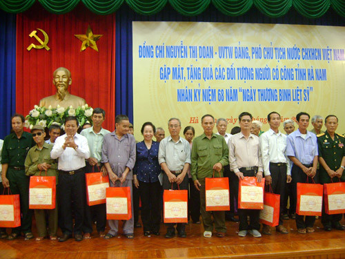 Honran a personas con méritos revolucionarios en Ha Nam ảnh 1 Honran a personas con méritos revolucionarios en Ha Nam ảnh 1