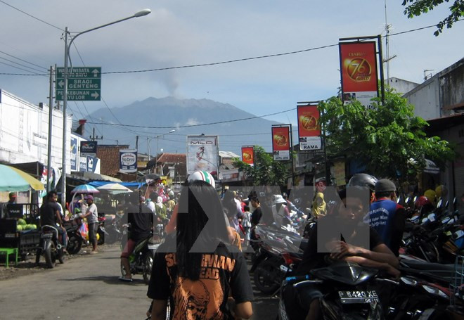 Indonesia cierra tres aeropuertos por ceniza volcánica de Raung ảnh 1 Indonesia cierra tres aeropuertos por ceniza volcánica de Raung ảnh 1