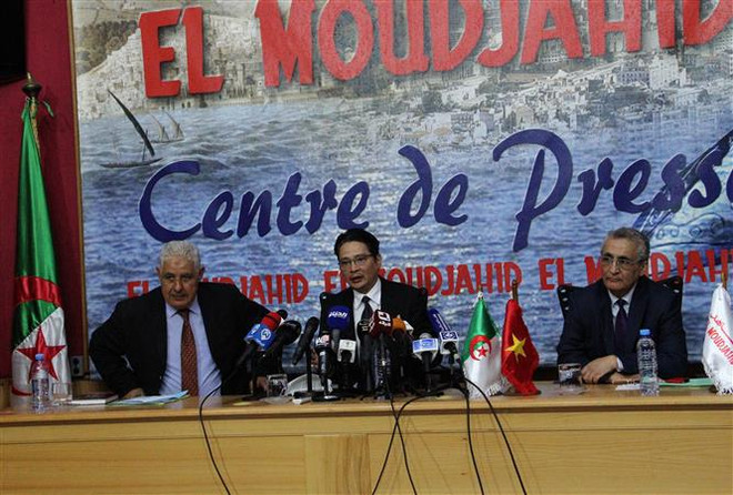 Rinden homenaje póstumo en Argelia a periodistas fallecidos en accidente aéreo en Vietnam en 1974 ảnh 2 Rinden homenaje póstumo en Argelia a periodistas fallecidos en accidente aéreo en Vietnam en 1974 ảnh 2