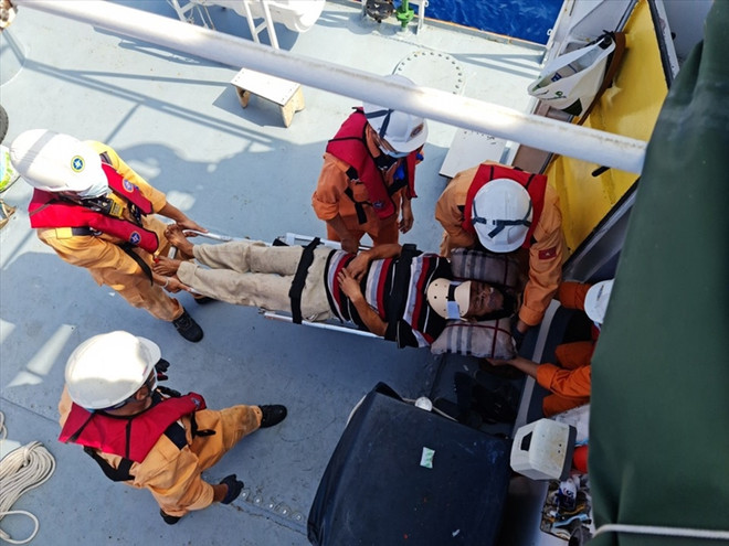 Fuerza de rescate vietnamita traslada a pescador accidentado en alta mar ảnh 1 Fuerza de rescate vietnamita traslada a pescador accidentado en alta mar ảnh 1