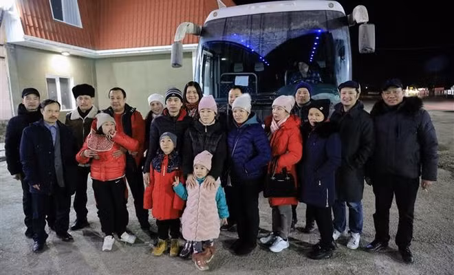 Reciben en Rusia a los primeros 14 vietnamitas evacuados de la zona ucraniana de Jersón ảnh 1