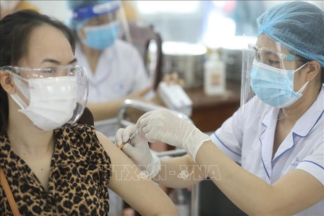 Exigen administrar de manera expedita tercera dosis de vacuna contra el COVID-19 en Vietnam ảnh 2 Exigen administrar de manera expedita tercera dosis de vacuna contra el COVID-19 en Vietnam ảnh 2