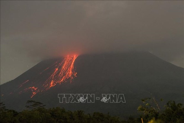 Cientos de personas evacuadas por erupción de volcán Merapi en Indonesia ảnh 1