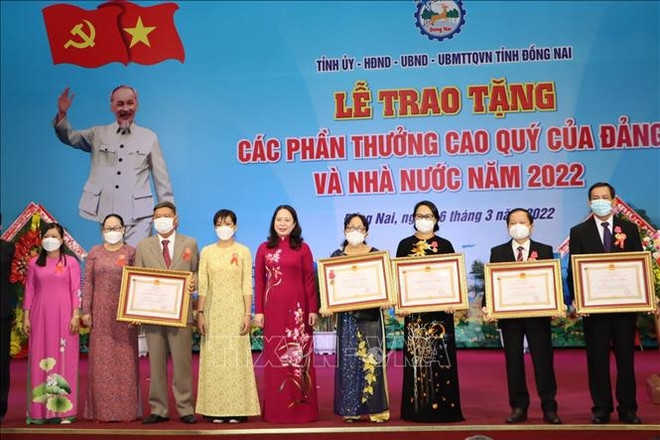 Honran a personas destacadas en movimientos de emulación patriótica en Vietnam ảnh 1 Honran a personas destacadas en movimientos de emulación patriótica en Vietnam ảnh 1