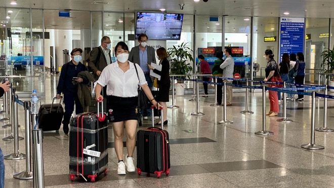 Vietnam acoge primer vuelo de viajeros foráneos tras reapertura completa del turismo ảnh 1
