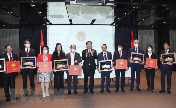Máximo dirigente del Parlamento vietnamita se reúne con connacionales en Europa ảnh 2 Máximo dirigente del Parlamento vietnamita se reúne con connacionales en Europa ảnh 2