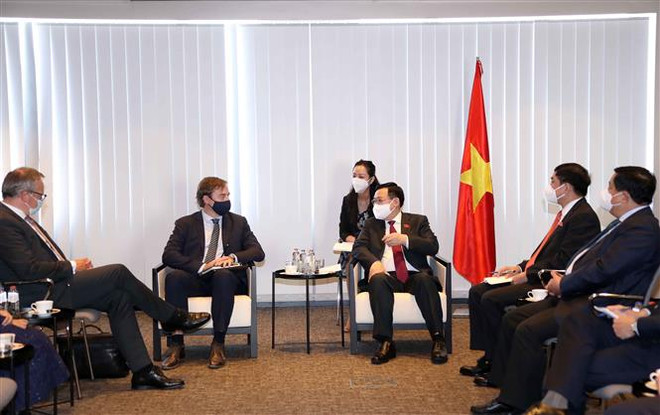 Presidente del Parlamento de Vietnam se reúne con gerentes de varios grupos en Bélgica ảnh 2 Presidente del Parlamento de Vietnam se reúne con gerentes de varios grupos en Bélgica ảnh 2