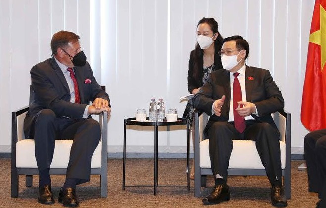 Presidente del Parlamento de Vietnam se reúne con gerentes de varios grupos en Bélgica ảnh 1 Presidente del Parlamento de Vietnam se reúne con gerentes de varios grupos en Bélgica ảnh 1