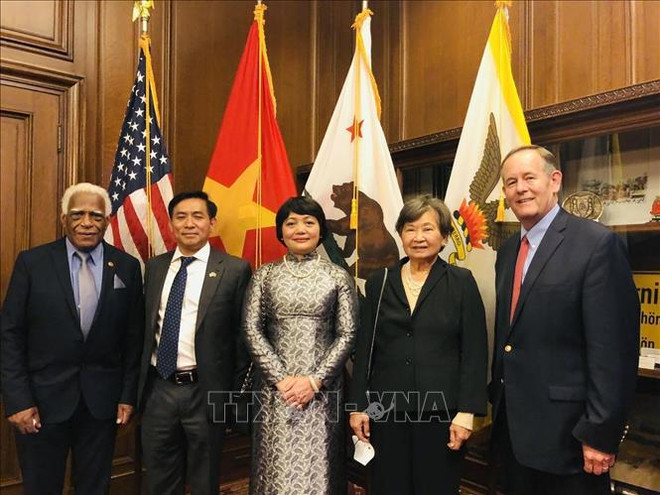 Efectúan en Estados Unidos ceremonia de izamiento de bandera por Día Nacional de Vietnam ảnh 2 Efectúan en Estados Unidos ceremonia de izamiento de bandera por Día Nacional de Vietnam ảnh 2