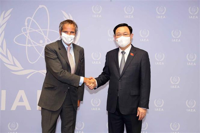 Presidente del Parlamento vietnamita se reúne con director general de OIEA ảnh 1 Presidente del Parlamento vietnamita se reúne con director general de OIEA ảnh 1