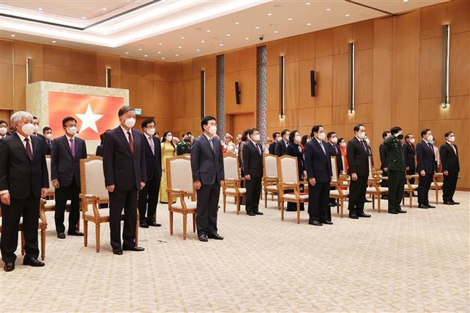 El ser humano debe ser el centro del desarrollo, afirma premier vietnamita ảnh 3 El ser humano debe ser el centro del desarrollo, afirma premier vietnamita ảnh 3
