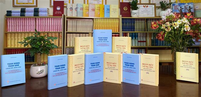 Presentan al público libros del máximo dirigente partidista de Vietnam ảnh 2 Presentan al público libros del máximo dirigente partidista de Vietnam ảnh 2