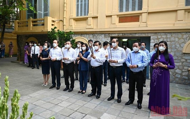 Dirigentes de Hanoi rinden homenaje al primer secretario general del Partido Comunista de Vietnam ảnh 1 Dirigentes de Hanoi rinden homenaje al primer secretario general del Partido Comunista de Vietnam ảnh 1