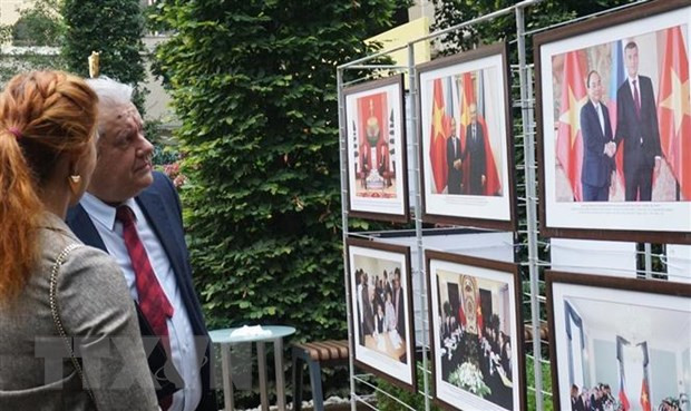 Exposición fotográfica en Praga realza desarrollo de Vietnam y lazos bilaterales ảnh 1