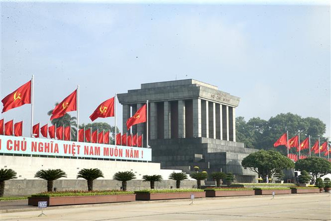Dirigentes vietnamitas rinden tributo al Presidente Ho Chi Minh ảnh 2 Dirigentes vietnamitas rinden tributo al Presidente Ho Chi Minh ảnh 2