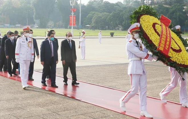 Dirigentes vietnamitas rinden tributo al Presidente Ho Chi Minh ảnh 1 Dirigentes vietnamitas rinden tributo al Presidente Ho Chi Minh ảnh 1