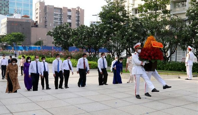 Autoridades de Ciudad Ho Chi Minh homenajean al Padre de la nación ảnh 1