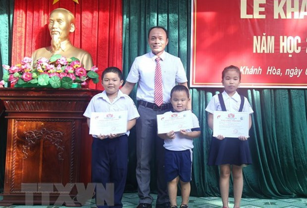 Estudiantes de primaria en distrito insular vietnamita comienzan nuevo año escolar ảnh 1