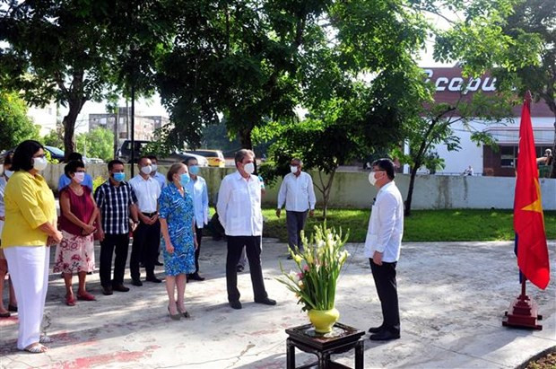 Rinden homenaje al Presidente Ho Chi Minh en su Monumento en La Habana ảnh 1 Rinden homenaje al Presidente Ho Chi Minh en su Monumento en La Habana ảnh 1