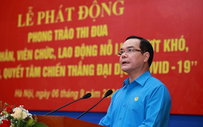Trabajadores vietnamitas se esfuerzan por superar dificultades causadas por el COVID-19 ảnh 1 Trabajadores vietnamitas se esfuerzan por superar dificultades causadas por el COVID-19 ảnh 1