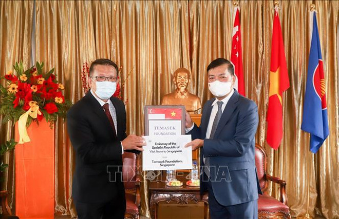 Fundación singapurense dona equipos de protección médica a lucha contra el COVID-19 en Vietnam ảnh 1 Fundación singapurense dona equipos de protección médica a lucha contra el COVID-19 en Vietnam ảnh 1