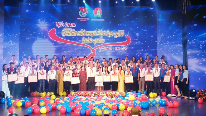 Honran en Vietnam a niños desfavorecidos con rendimiento académico destacado ảnh 1