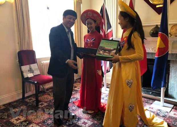 Aspiran vietnamitas residentes en Reino Unido a contribuir al desarrollo de su patria ảnh 1 Aspiran vietnamitas residentes en Reino Unido a contribuir al desarrollo de su patria ảnh 1