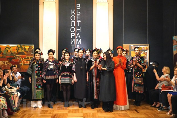 Fascina traje tradicional vietnamita al público ruso ảnh 2 Fascina traje tradicional vietnamita al público ruso ảnh 2