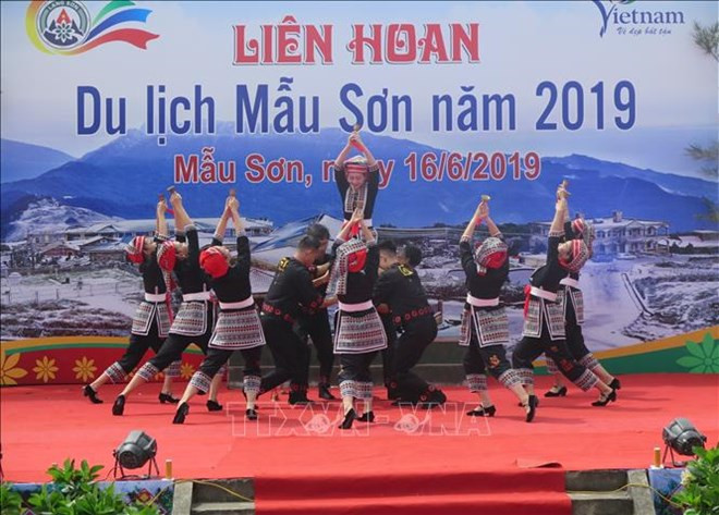 Asisten miles de turistas al Festival de Turismo de Mau Son en Vietnam ảnh 1