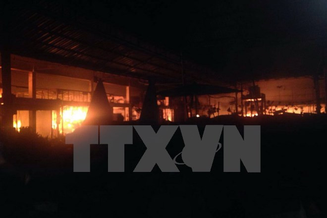 Agencias vietnamitas y laosianas coordinan en reparar daños de incendio en mercado ảnh 1 Agencias vietnamitas y laosianas coordinan en reparar daños de incendio en mercado ảnh 1