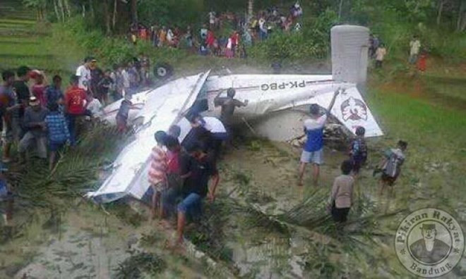 Se estrella avión de entrenamiento en el Oeste de Indonesia ảnh 1
