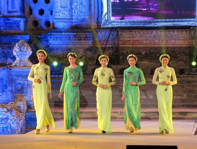 Desfile de Ao Dai hechiza a visitantes a Festival Hue 2016 ảnh 1