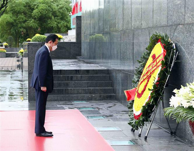 Primer ministro de Japón finaliza su exitosa visita a Vietnam ảnh 2 Primer ministro de Japón finaliza su exitosa visita a Vietnam ảnh 2