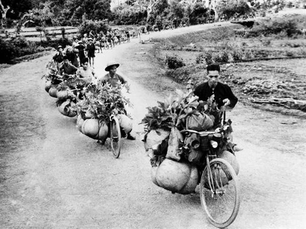Victoria histórica de Dien Bien Phu, jalón dorado del lineamiento de la resistencia integral ảnh 2 Victoria histórica de Dien Bien Phu, jalón dorado del lineamiento de la resistencia integral ảnh 2
