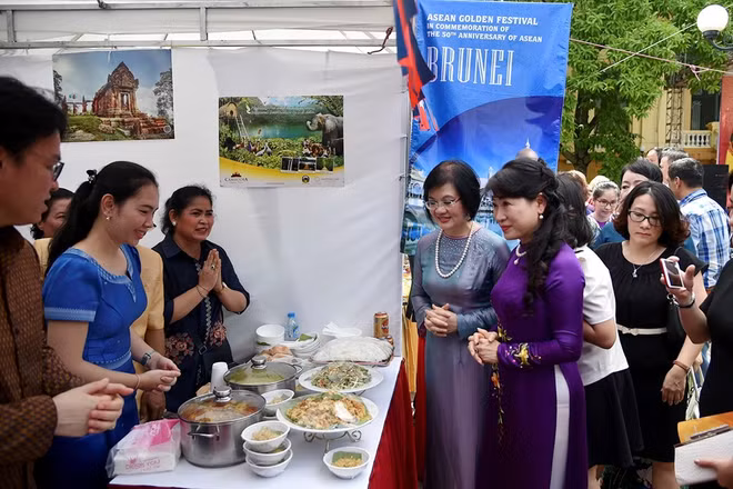 Festival Áurea marca aniversario 50 de la fundación de ASEAN ảnh 1