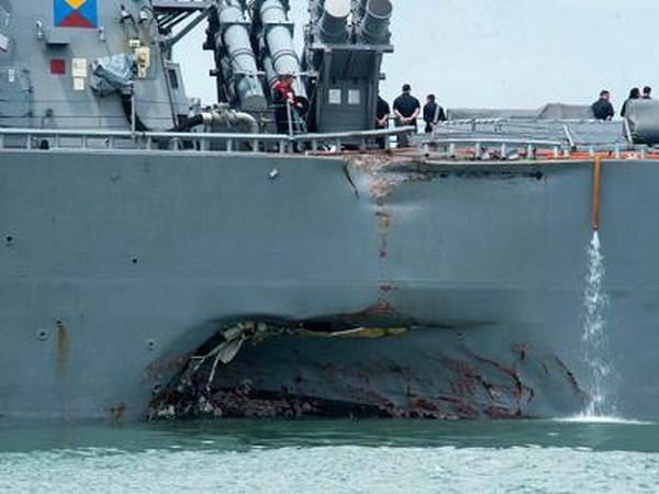 Destructor USS John S.McCain llega a base naval de Singapur tras colisión ảnh 1 Destructor USS John S.McCain llega a base naval de Singapur tras colisión ảnh 1